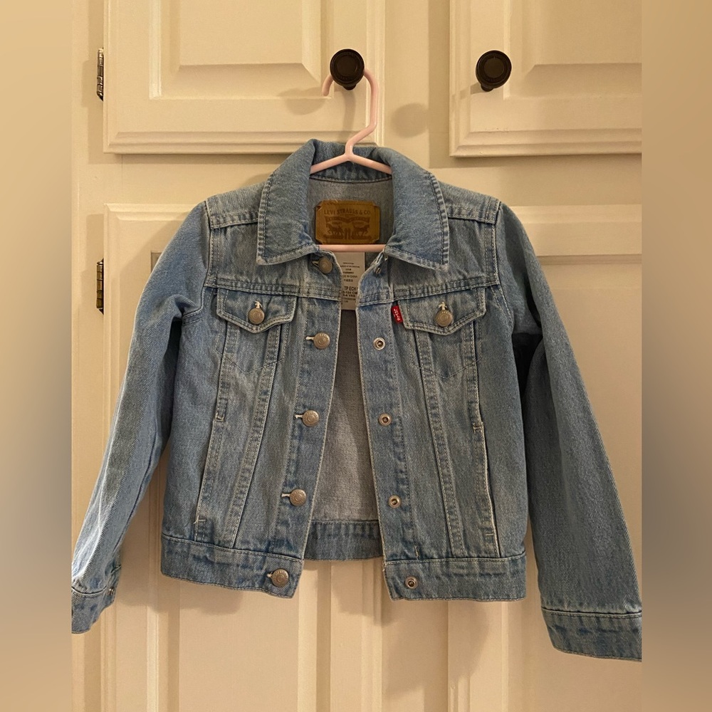 Levi denim jacket. Size 4. Perfect condition. Worn once.